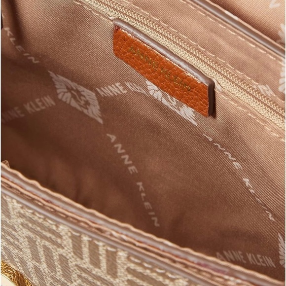 ANNE KLEIN.Add a dash of elegance to your basic style w/Horse Bit Flap C… - Picture 2 of 7